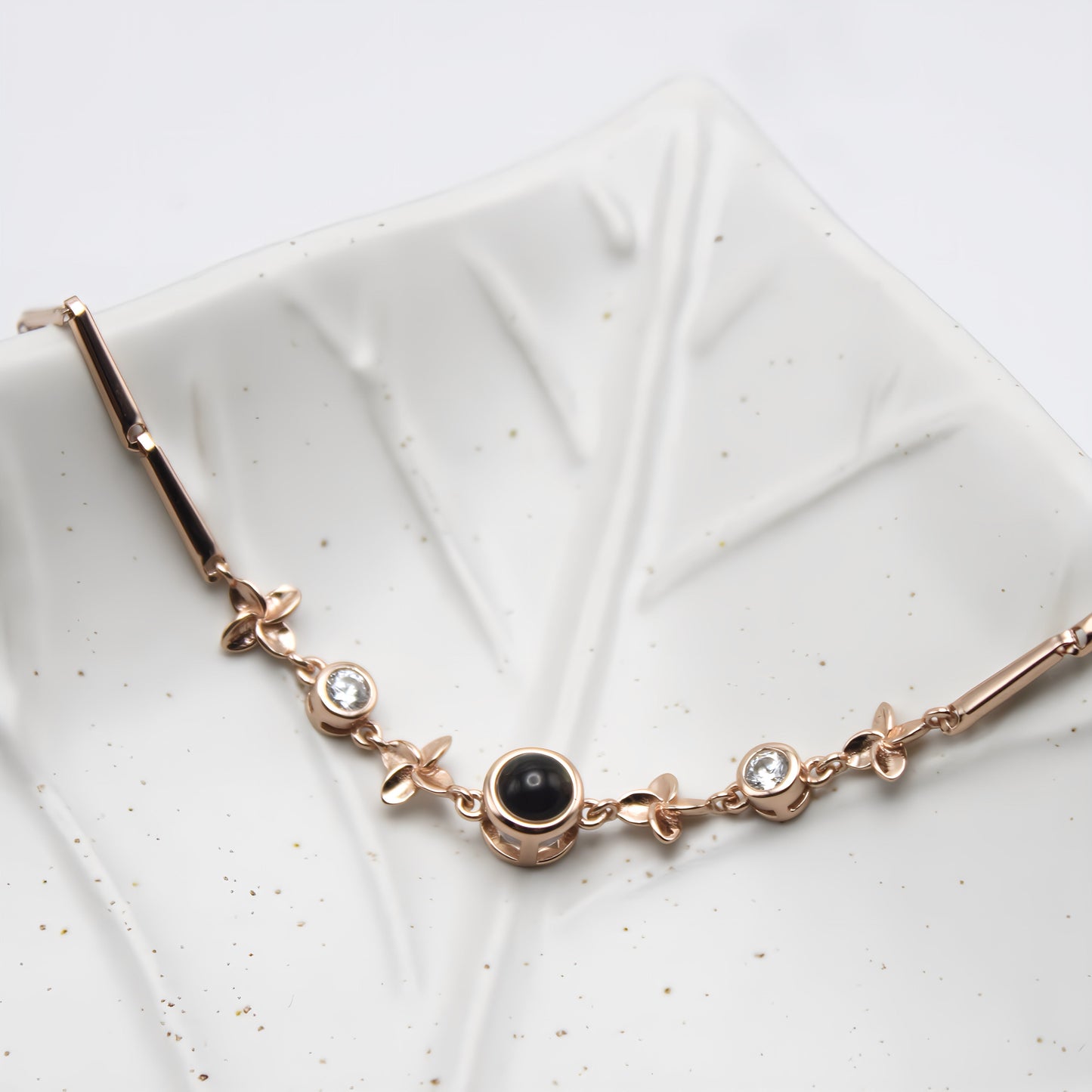 Bracelet à projection de trèfle magique — fabriqué avec soin et souci du détail.