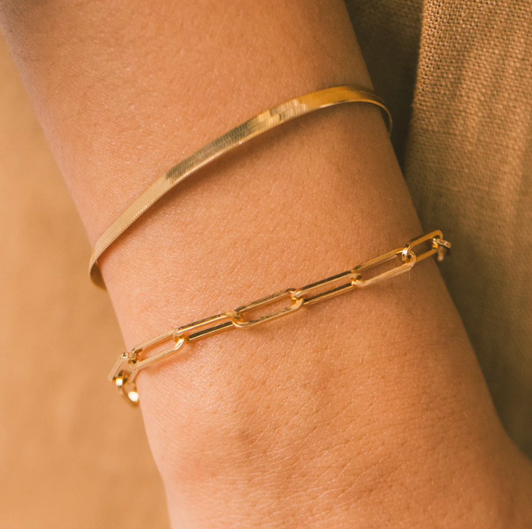Freya - Elegant Paperclip Bracelet — bringing modern charm to your space. Freya - Elegant Paperclip Bracelet — bringing modern charm to your space.
