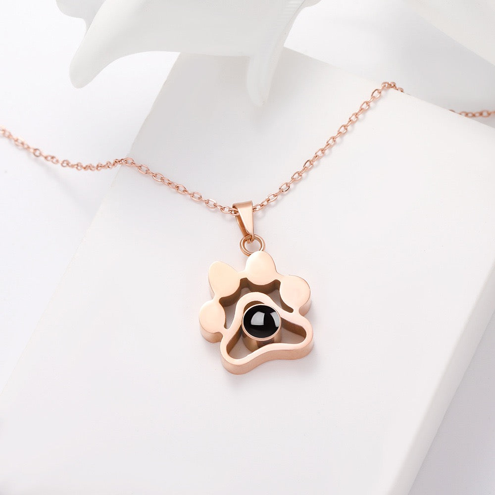 Alyra - Personalized Photo Paw Necklace — perfect for those who value comfort and design. Alyra - Personalized Photo Paw Necklace — perfect for those who value comfort and design.