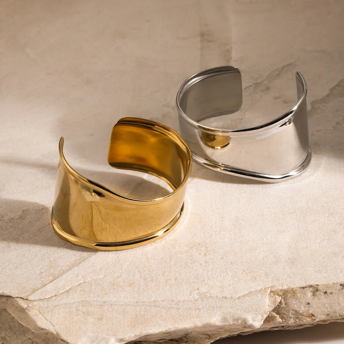 Querida - Curve Bangle — perfect for those who value comfort and design. Querida - Curve Bangle — perfect for those who value comfort and design.