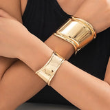 Querida - Curve Bangle — perfect for those who value comfort and design. Querida - Curve Bangle — perfect for those who value comfort and design.