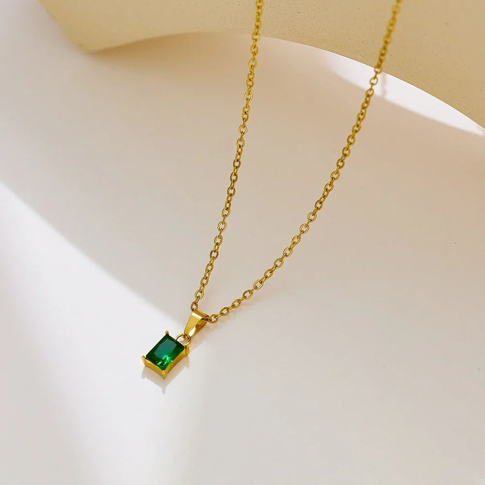 Collier Maddie - Émeraude Verte — parfait pour celles qui privilégient le confort et le design.