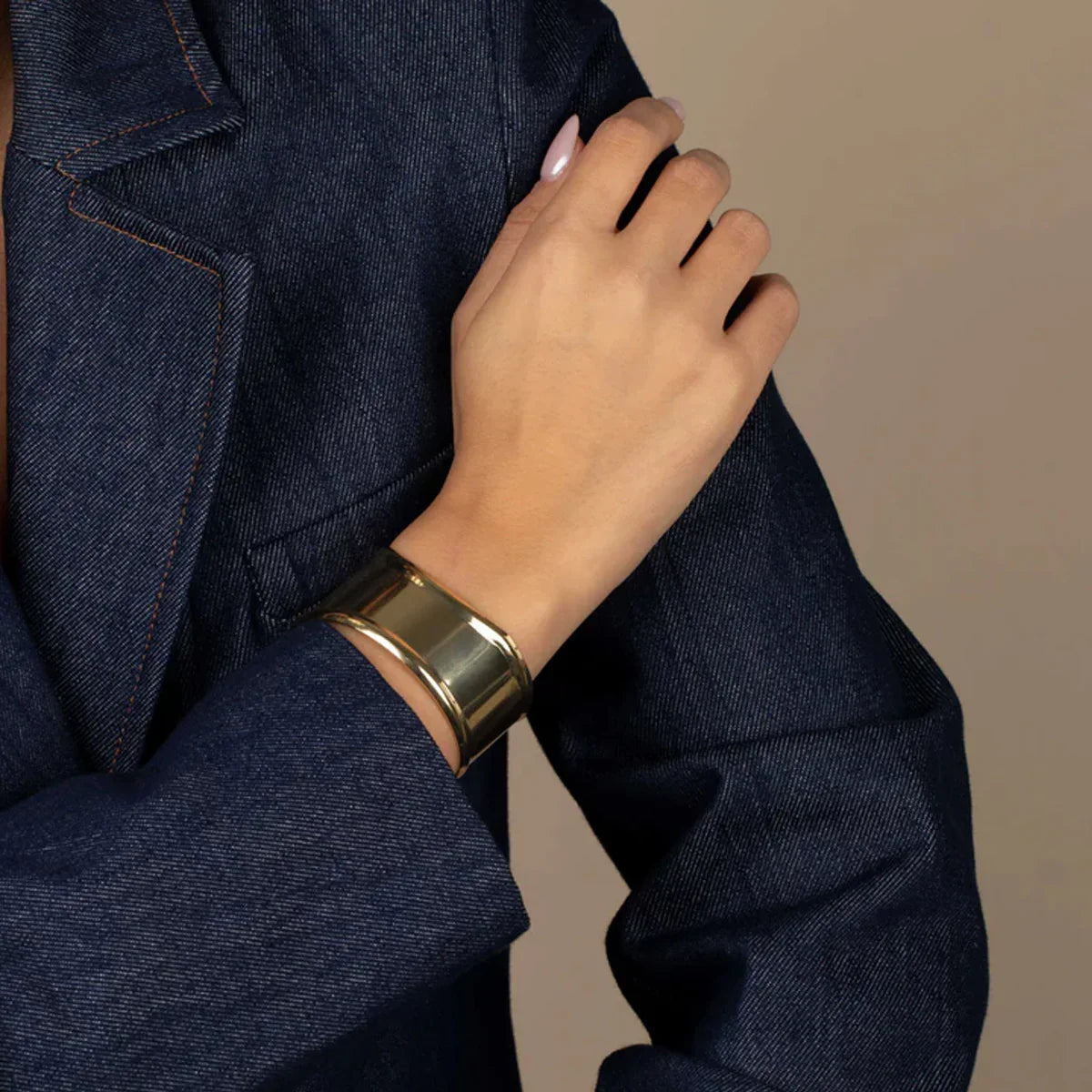 Querida - Curve Bangle — perfect for those who value comfort and design.