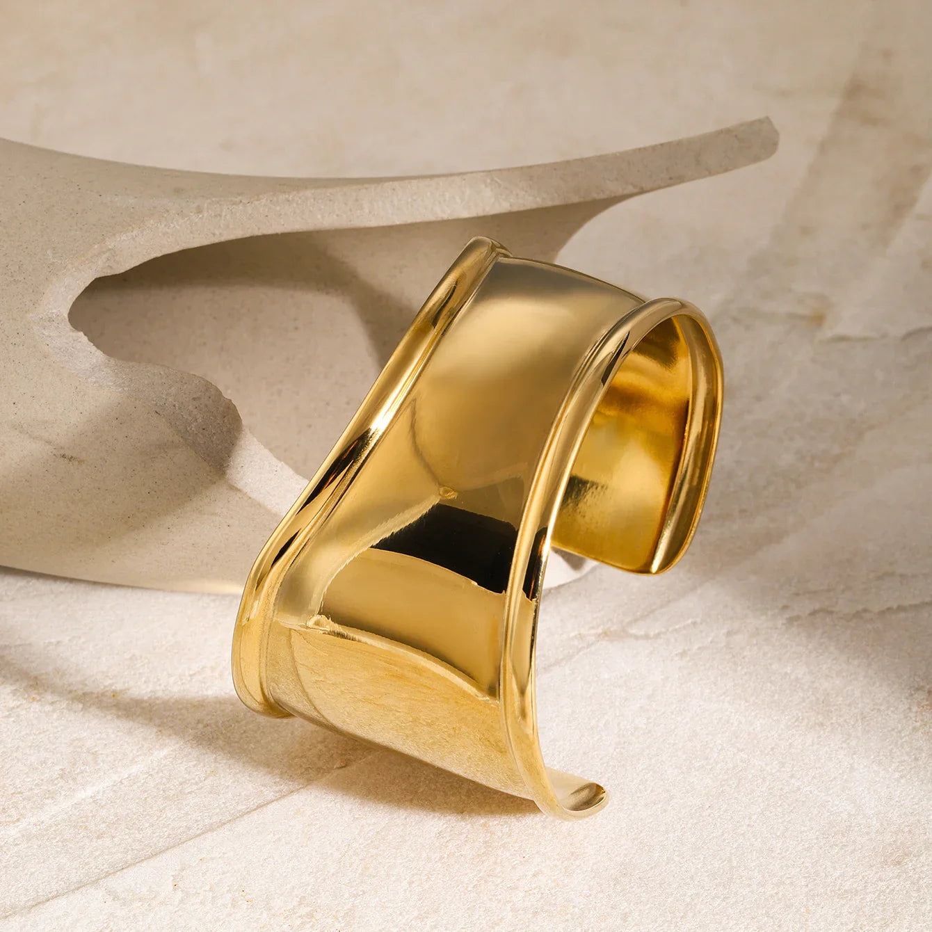 Querida - Curve Bangle — perfect for those who value comfort and design. Querida - Curve Bangle — perfect for those who value comfort and design.