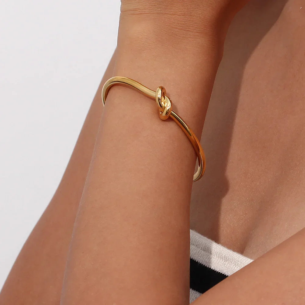 Bracelet jonc Leah - Knot Gold — conçu pour inspirer votre style de vie.