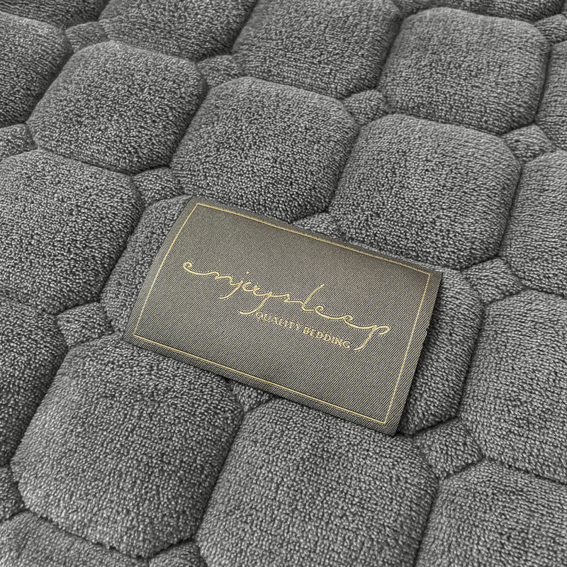 ComfiSquare - Weiche Tagesdecke im modernen Stil mit quadratischer Textur