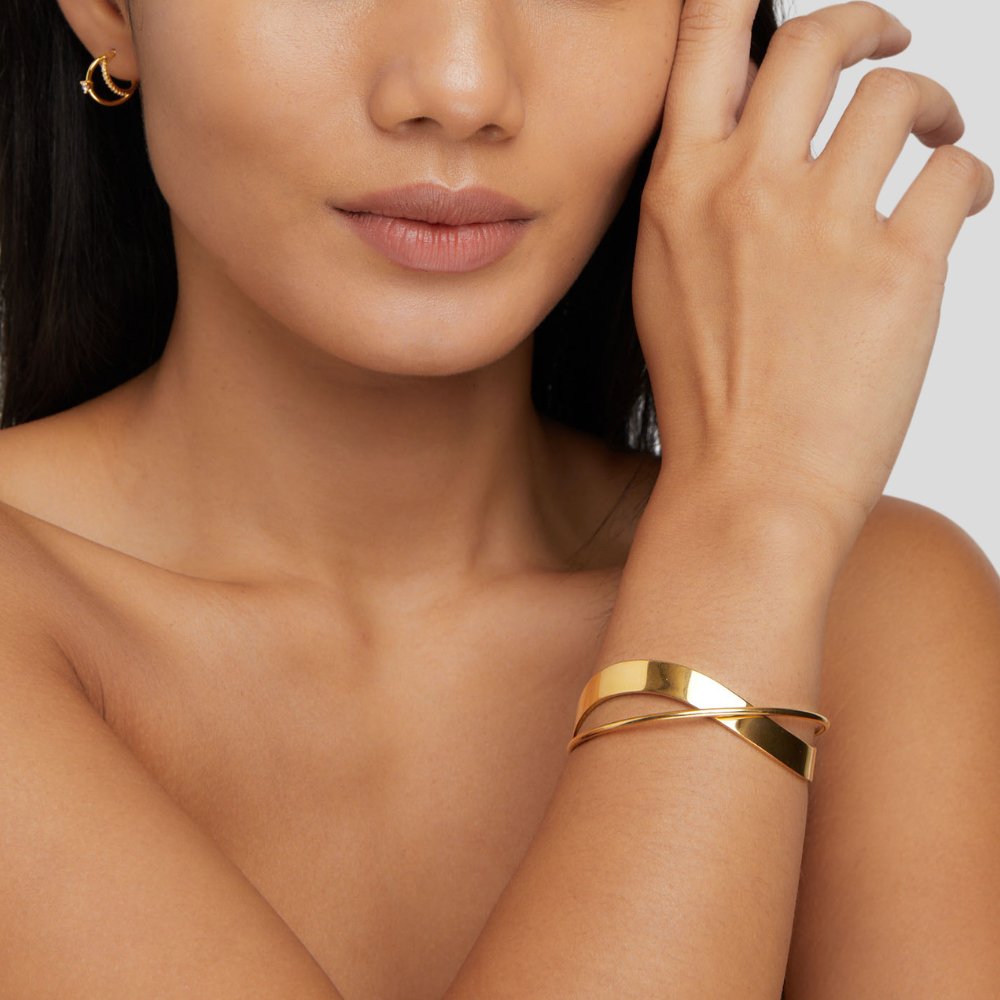 Sloan - Gold Curve Bangle — crafted for everyday quality. Sloan - Gold Curve Bangle — crafted for everyday quality.