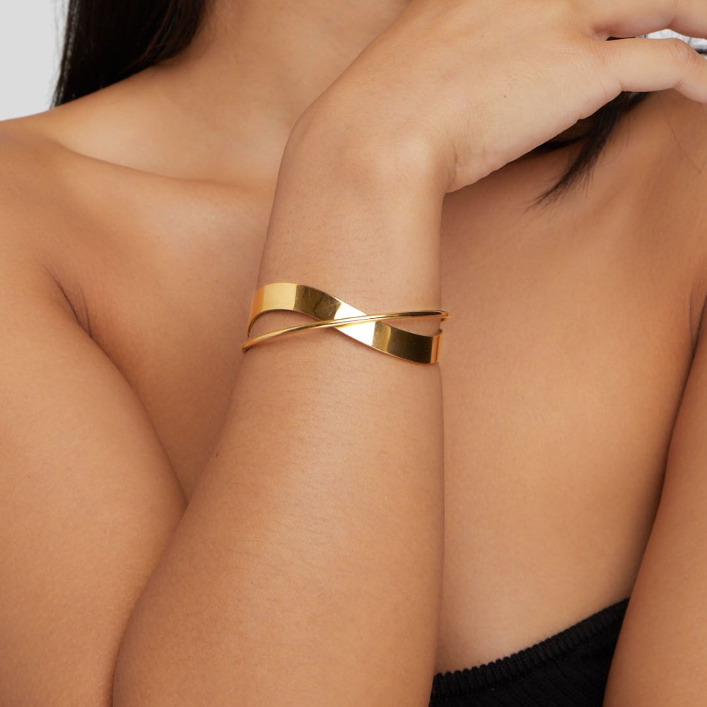 Sloan - Gold Curve Bangle — crafted for everyday quality. Sloan - Gold Curve Bangle — crafted for everyday quality.