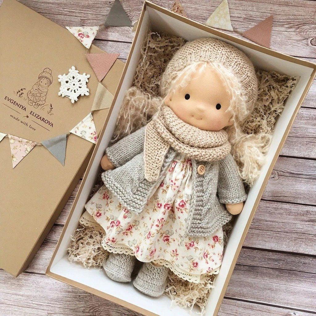 Handgefertigte Waldorf-Puppe „Poppi“ | 35cm | Bio-Baumwolle & Hypoallergene Textilien | Pädagogisch wertvolles Spielzeug | Haptische Sensorikförderung