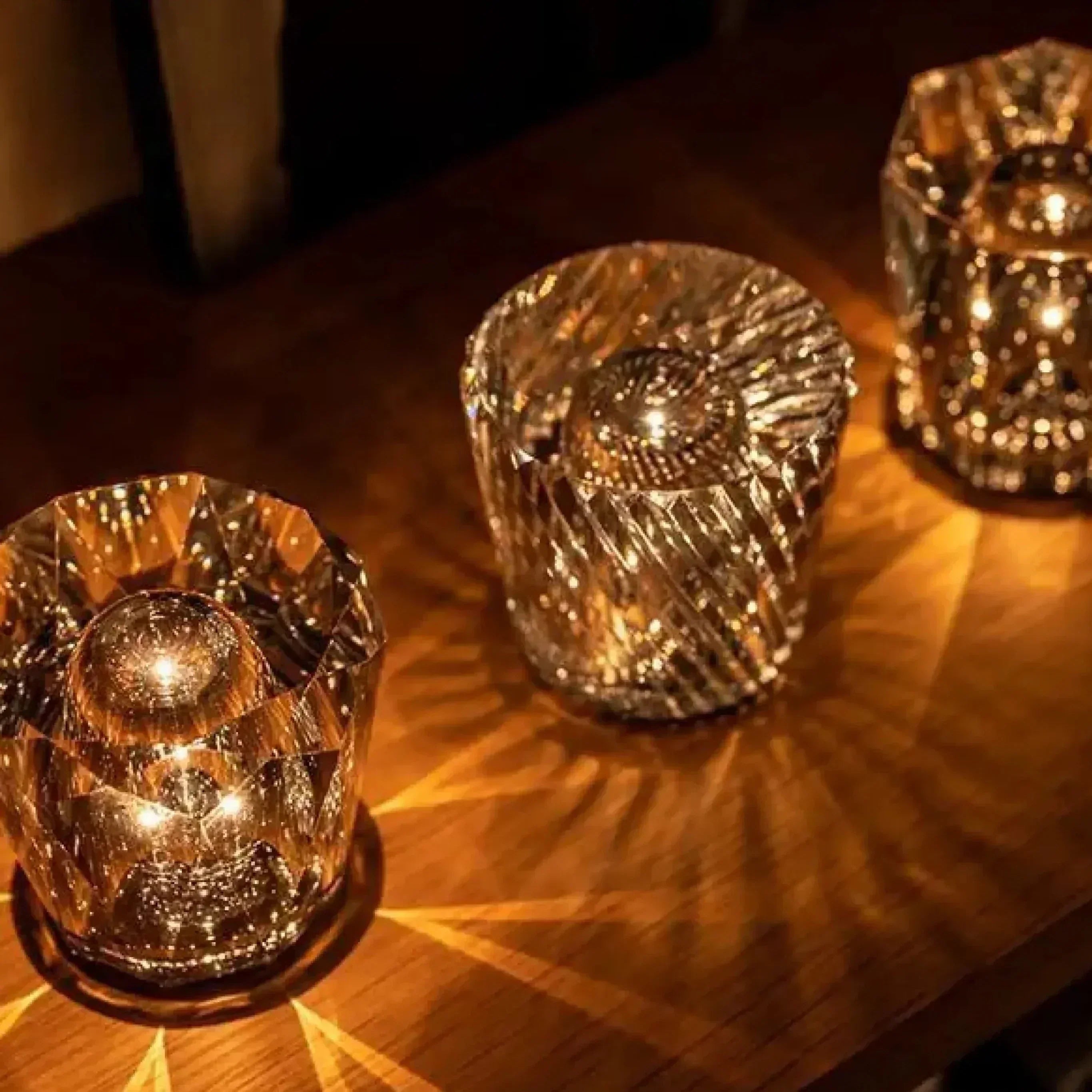 Kristall Tischlampe VÉLORIA | Diamant-Look & 360° Lichtspiel | Kabellos & USB wiederaufladbar | Bis zu 12 Stunden Lichtdauer