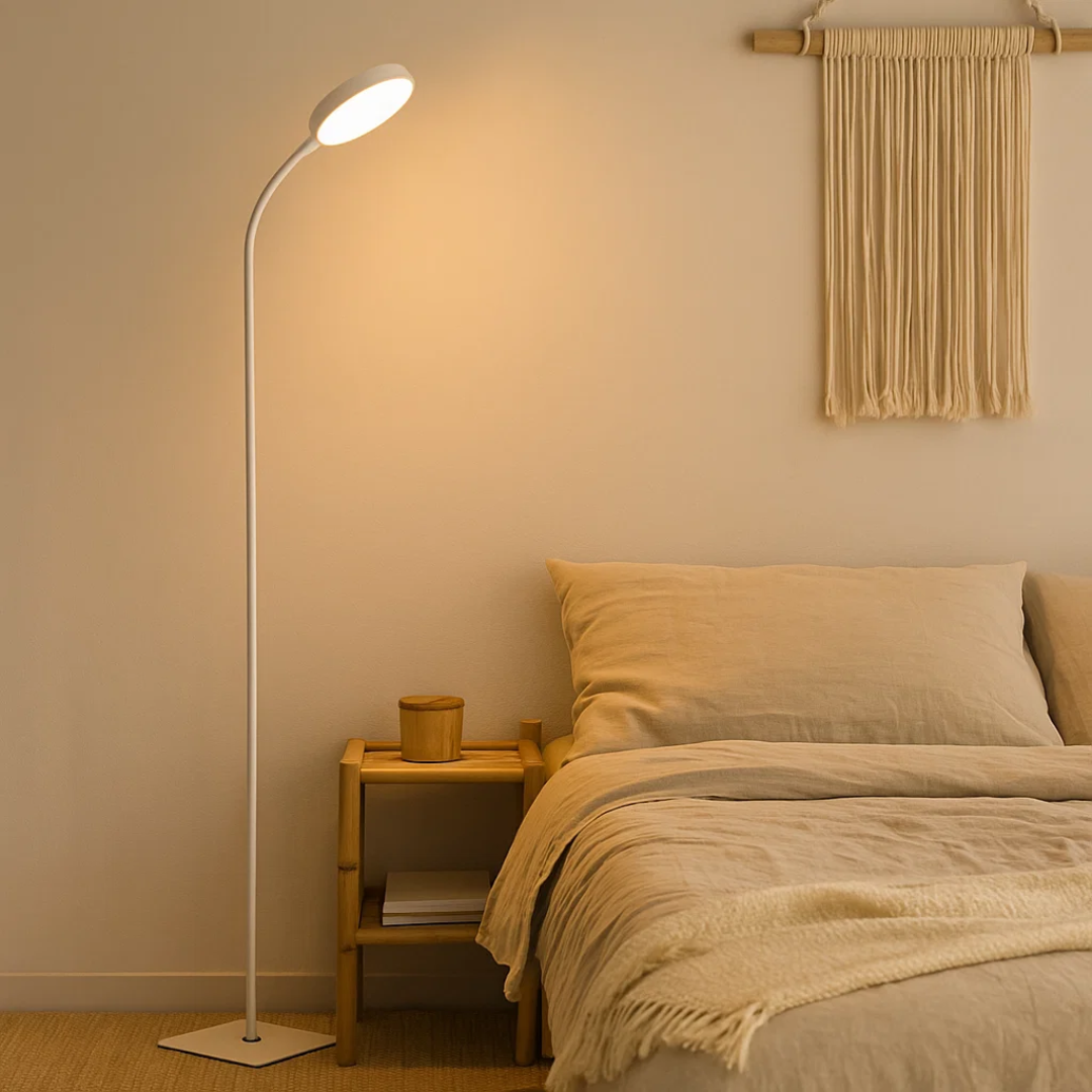 LED-Stehlampe im minimalistischen Design mit warmem Licht