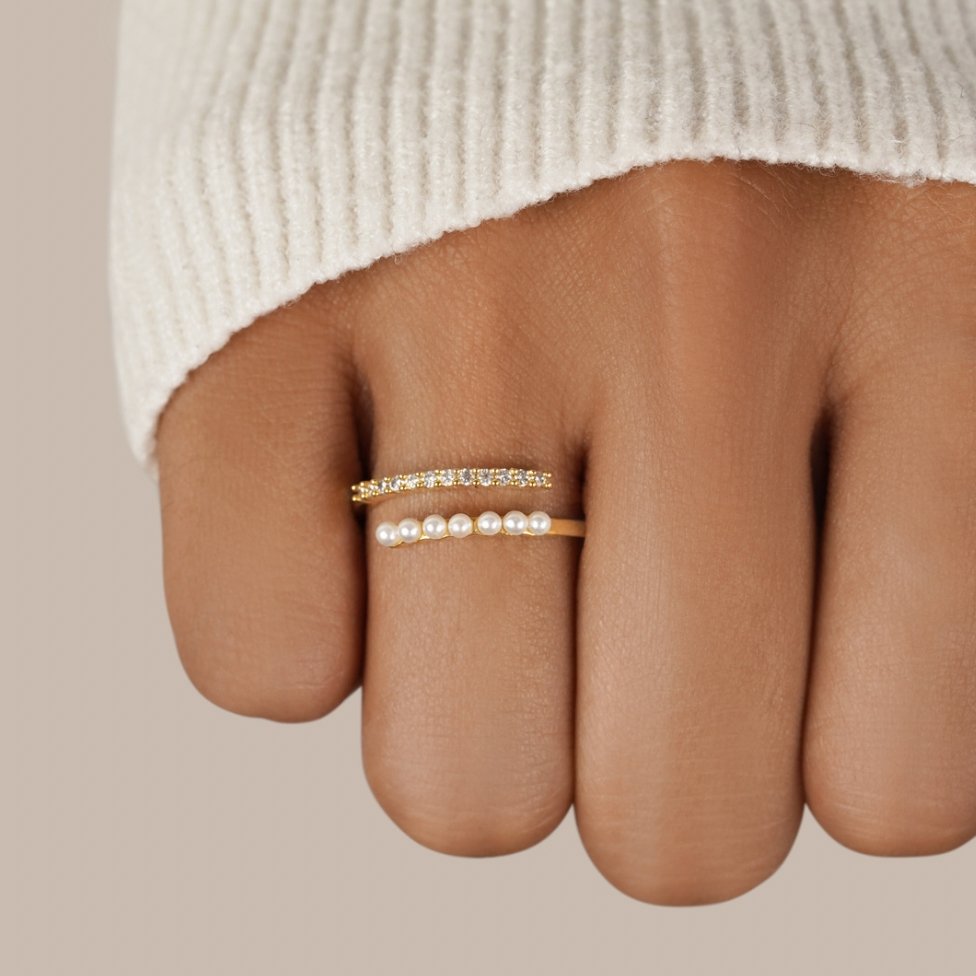 Teresa - Pearl & Crystal Ring — perfect for those who value comfort and design. Teresa - Pearl & Crystal Ring — perfect for those who value comfort and design.