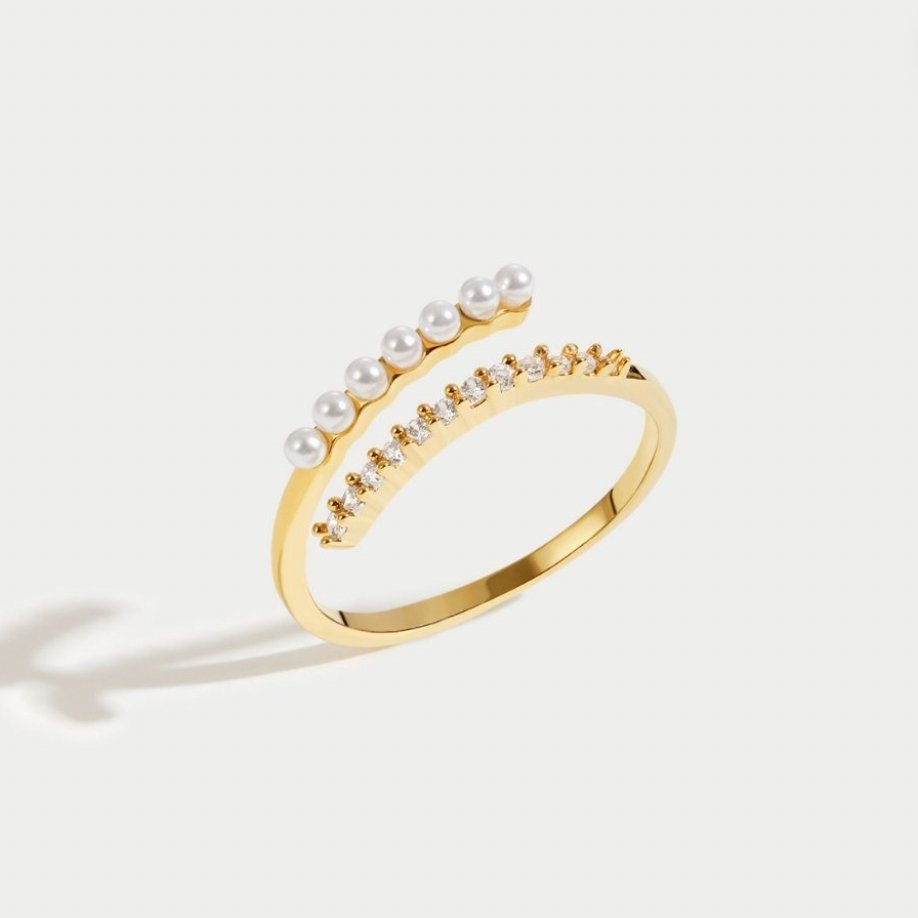 Teresa - Pearl & Crystal Ring — perfect for those who value comfort and design. Teresa - Pearl & Crystal Ring — perfect for those who value comfort and design.