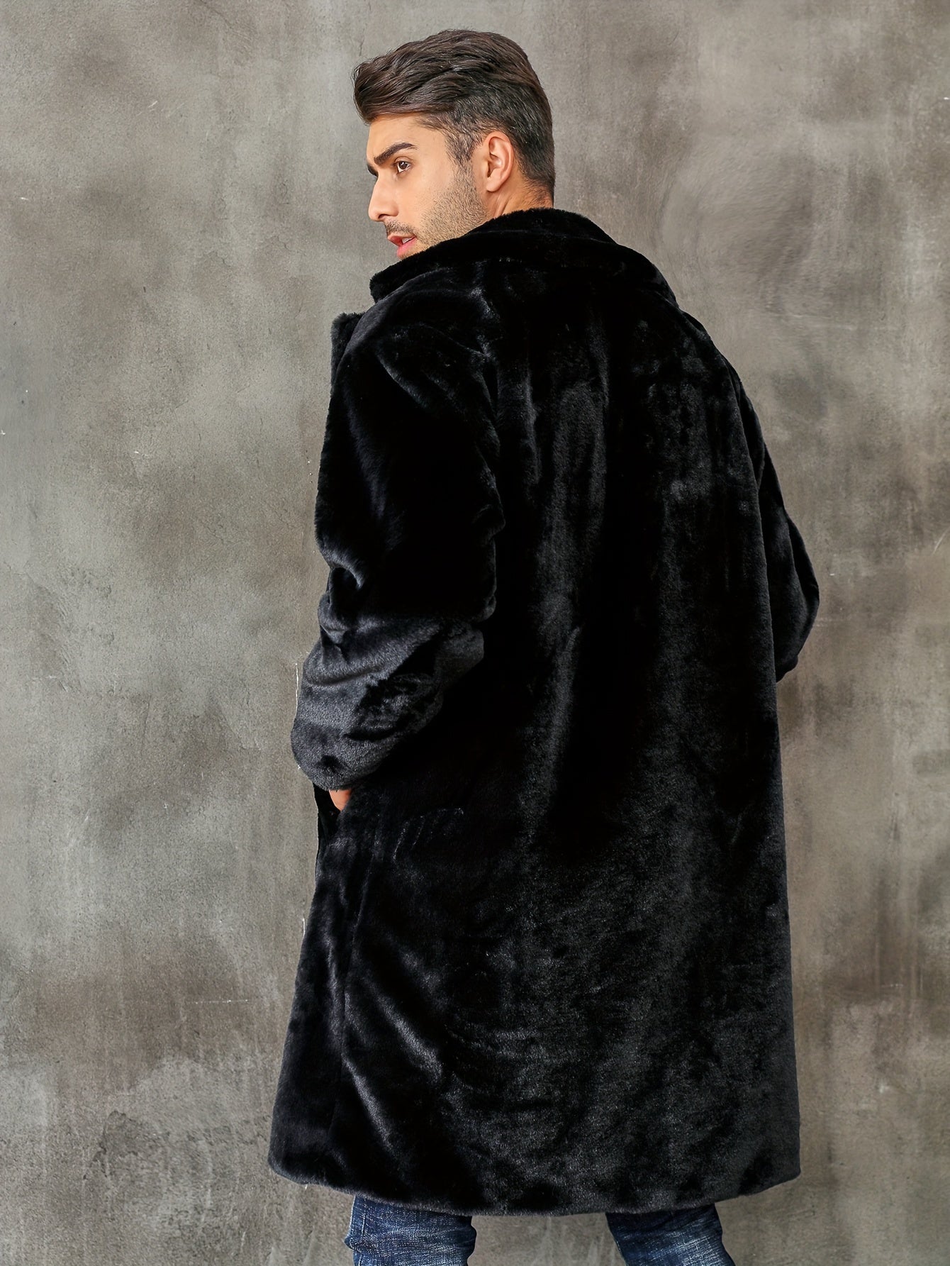 Manteau en fausse fourrure - Männlicher flauschiger mittellanger Kunstpelzmantel für den Winter