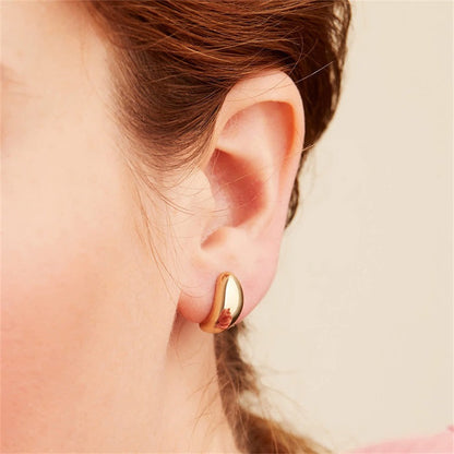 Lindsay - Boucles d'oreilles Huggie lisses — conçues pour inspirer votre style de vie.