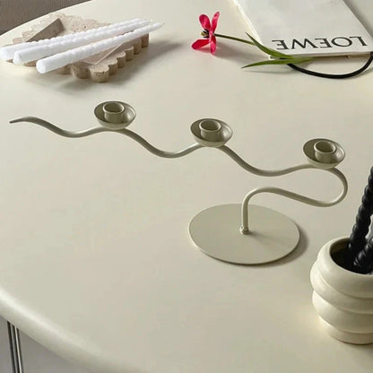 Élégant bougeoir en fer torsadé à trois branches pour la décoration intérieure et le centre de table