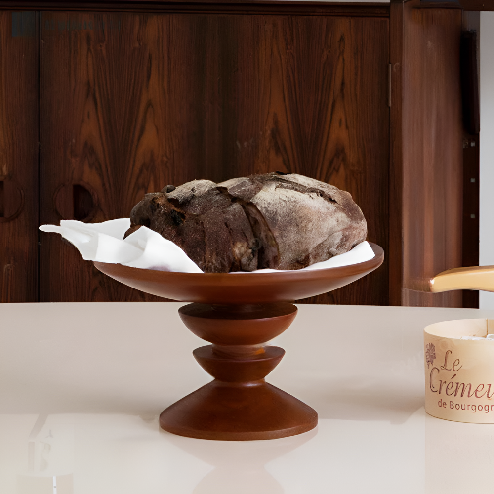 Plateau rustique en bois sur pied pour la décoration et le service à la maison