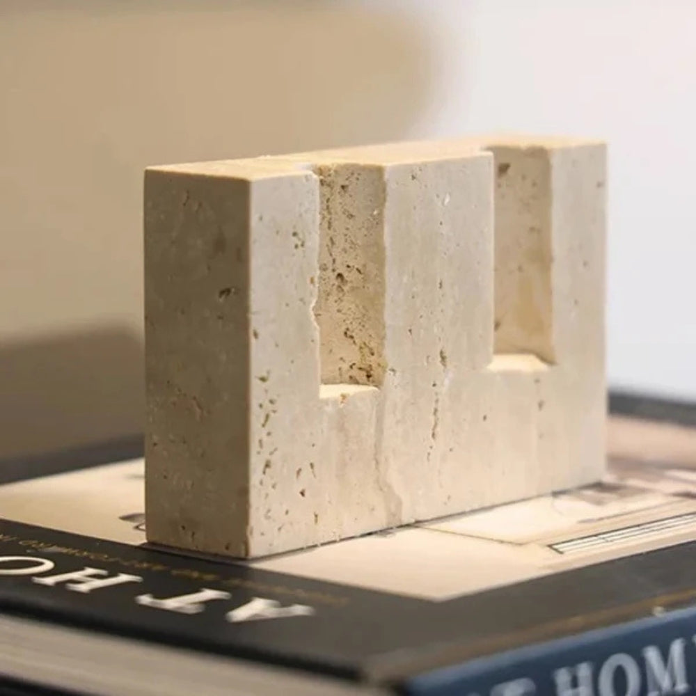 Élégant bougeoir double en travertin pour bougies coniques, idéal pour la décoration intérieure.