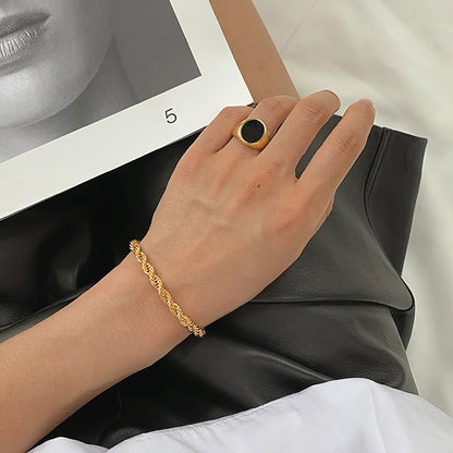 Bracelet Stacey - Chaîne en corde dorée — apporte une touche de charme moderne à votre espace.