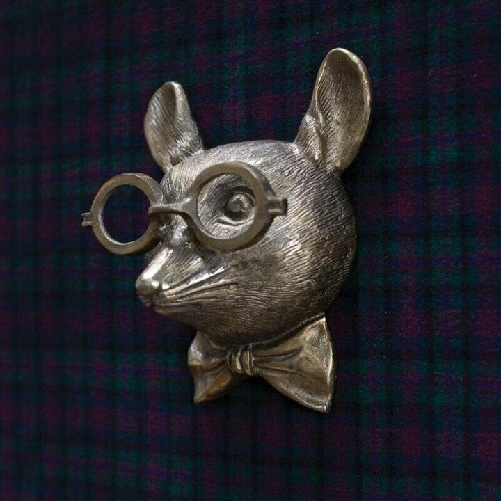 Décoration murale rustique représentant une tête de cerf avec des bois texturés pour la maison