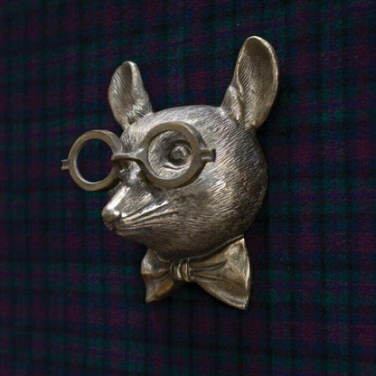 Décoration murale rustique représentant une tête de cerf avec des bois texturés pour la maison