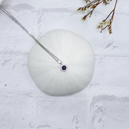 Collier pendentif globe terrestre — fabriqué avec soin et souci du détail.