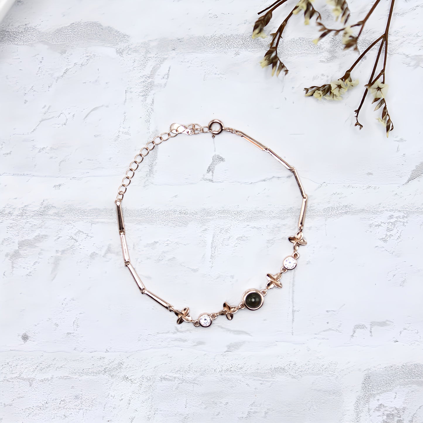 Bracelet à projection de trèfle magique — fabriqué avec soin et souci du détail.