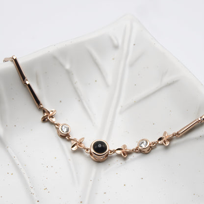 Bracelet à projection de trèfle magique — fabriqué avec soin et souci du détail.