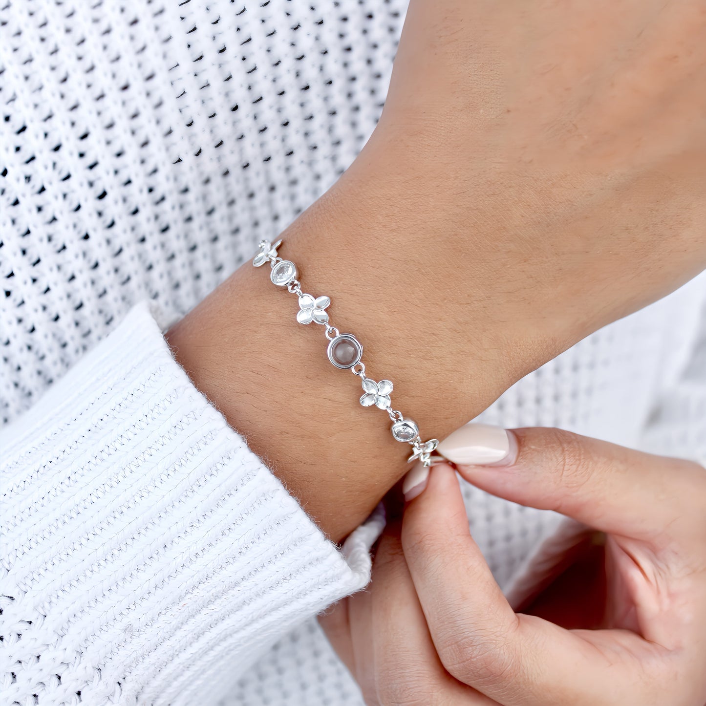 Bracelet à projection de trèfle magique — fabriqué avec soin et souci du détail.