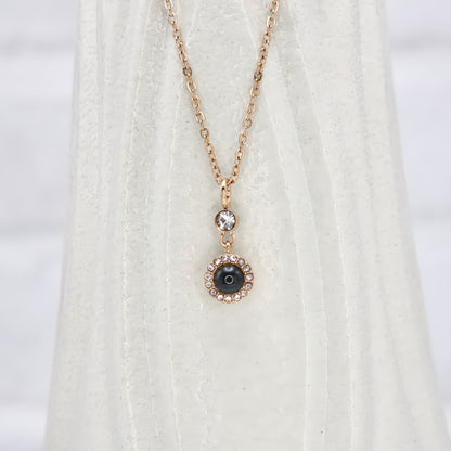 Collier pendentif globe terrestre — fabriqué avec soin et souci du détail.