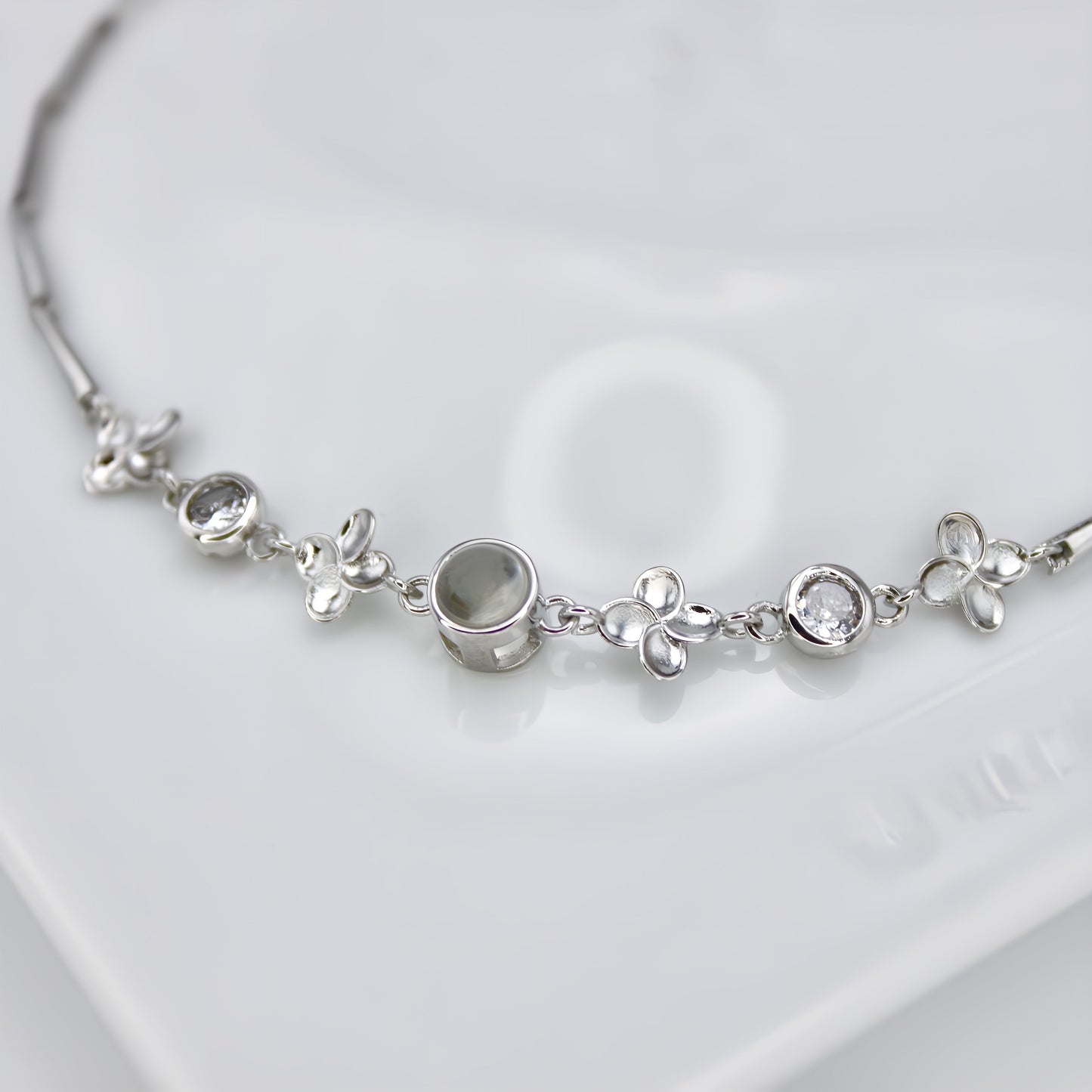 Bracelet à projection de trèfle magique — fabriqué avec soin et souci du détail.