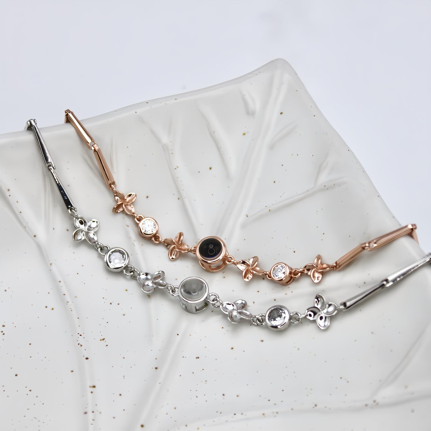 Bracelet à projection de trèfle magique — fabriqué avec soin et souci du détail.