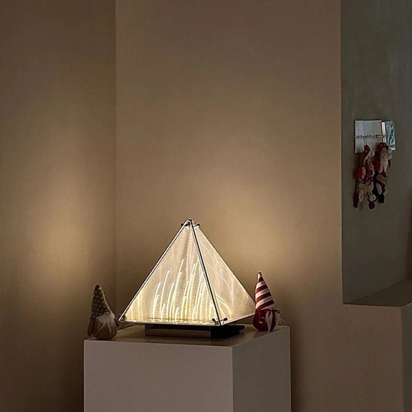 Lampe de table pyramidale de style scandinave - Éclairage nordique moderne pour la décoration intérieure et la chambre