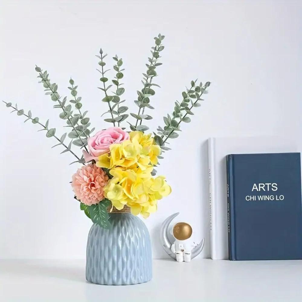 Tiges d'eucalyptus fraîches pour la décoration intérieure, l'aromathérapie et les compositions florales