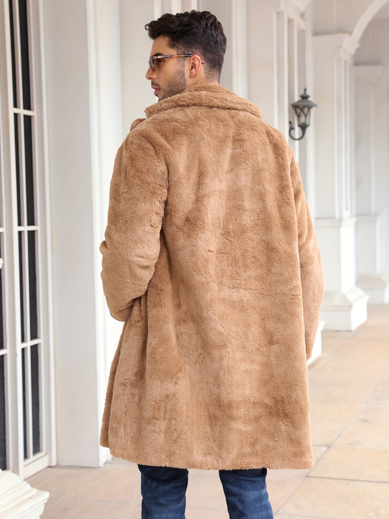 Manteau en fausse fourrure - Männlicher flauschiger mittellanger Kunstpelzmantel für den Winter