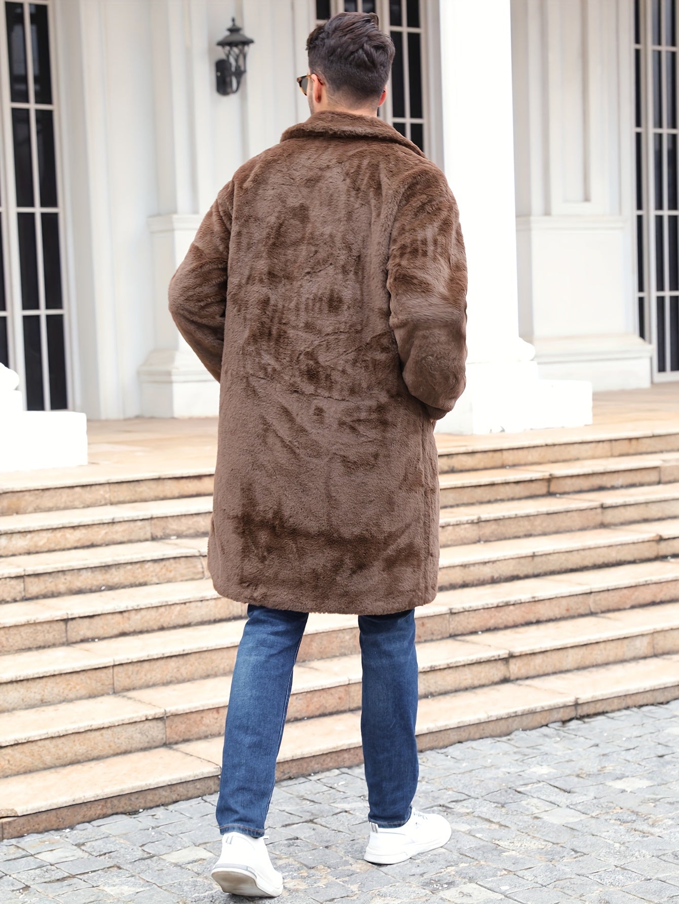 Manteau en fausse fourrure - Männlicher flauschiger mittellanger Kunstpelzmantel für den Winter