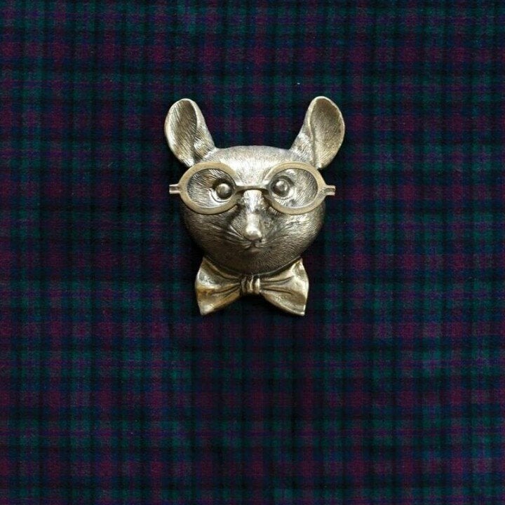 Décoration murale rustique représentant une tête de cerf avec des bois texturés pour la maison