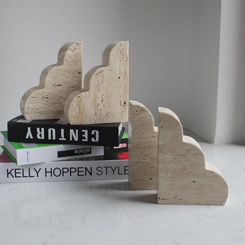 Serre-livres élégants en travertin Elysian pour la décoration intérieure et le bureau