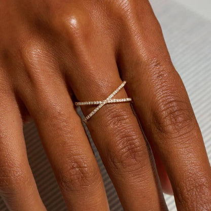 Bague croix Nia en or et diamants — parfaite pour celles qui privilégient le confort et le design.