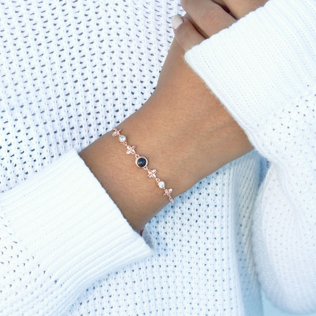 Bracelet à projection de trèfle magique — fabriqué avec soin et souci du détail.