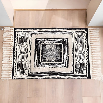 Tapis géométrique à pompons noirs et blancs - Tapis de sol moderne