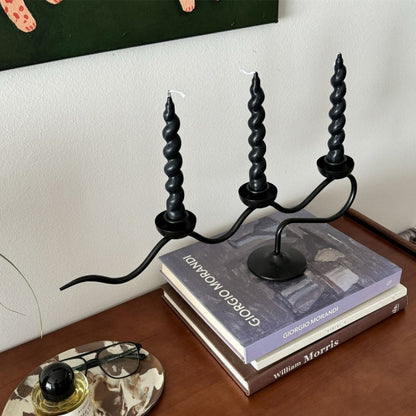 Élégant bougeoir en fer torsadé à trois branches pour la décoration intérieure et le centre de table