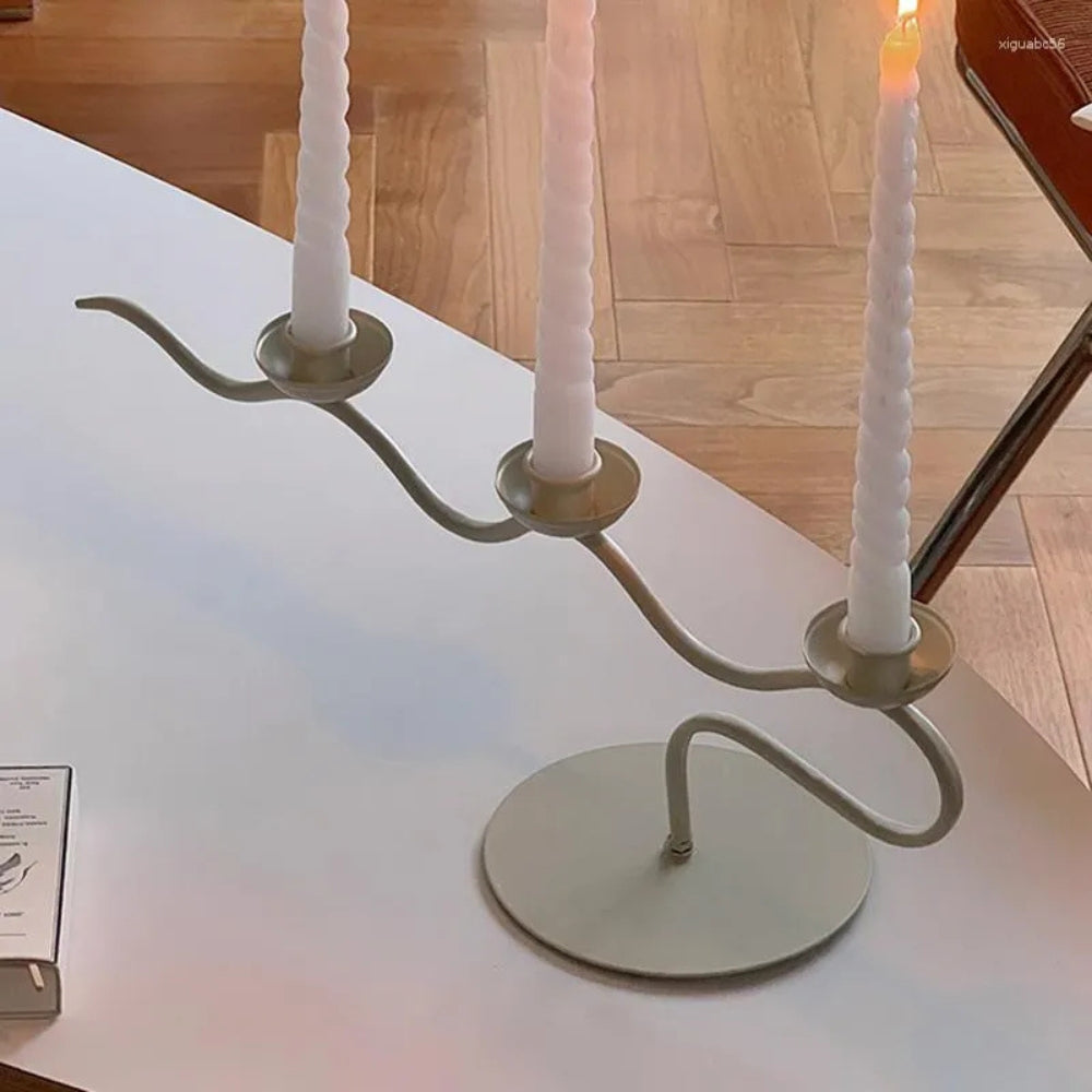 Élégant bougeoir en fer torsadé à trois branches pour la décoration intérieure et le centre de table