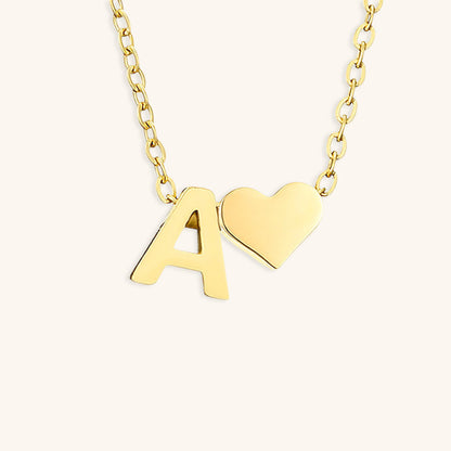 Collier Mallory - Lettre initiale « Amour » — apporte une touche de charme moderne à votre espace.