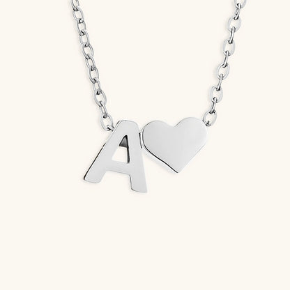Collier Mallory - Lettre initiale « Amour » — apporte une touche de charme moderne à votre espace.