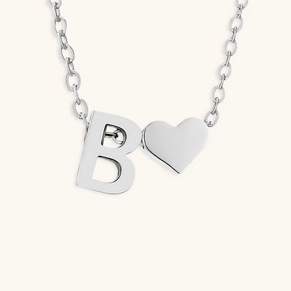 Collier Mallory - Lettre initiale « Amour » — apporte une touche de charme moderne à votre espace.