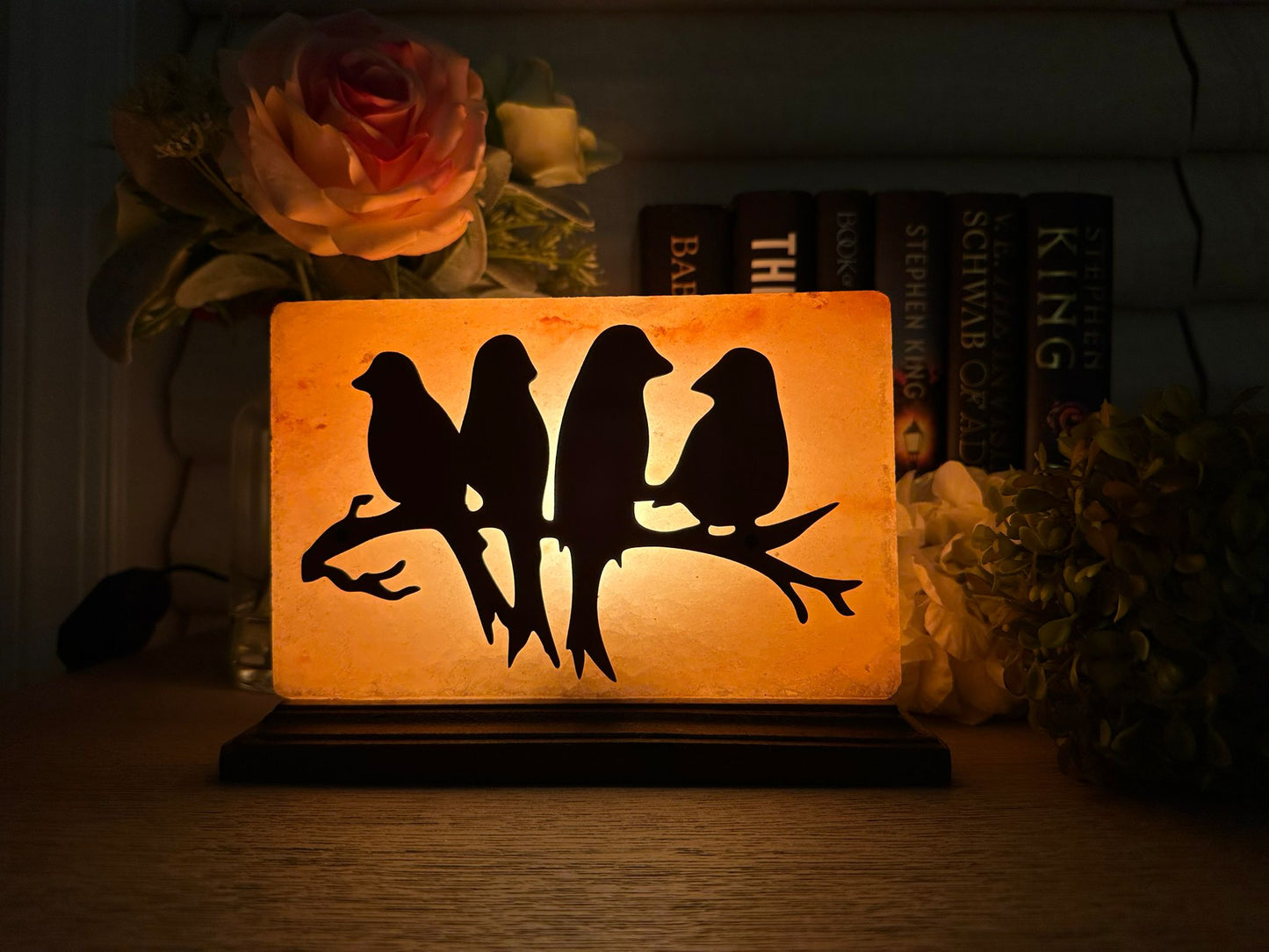 Lampe de sel de l'Himalaya avec figurines d'oiseaux sur une branche - Décoration naturelle pour la maison et lumière relaxante
