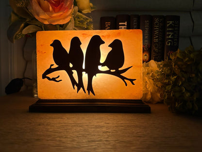 Lampe de sel de l'Himalaya avec figurines d'oiseaux sur une branche - Décoration naturelle pour la maison et lumière relaxante