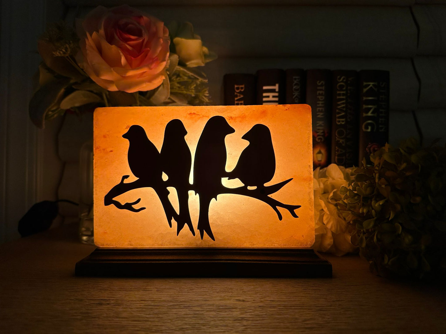 Lampe de sel de l'Himalaya avec figurines d'oiseaux sur une branche - Décoration naturelle pour la maison et lumière relaxante