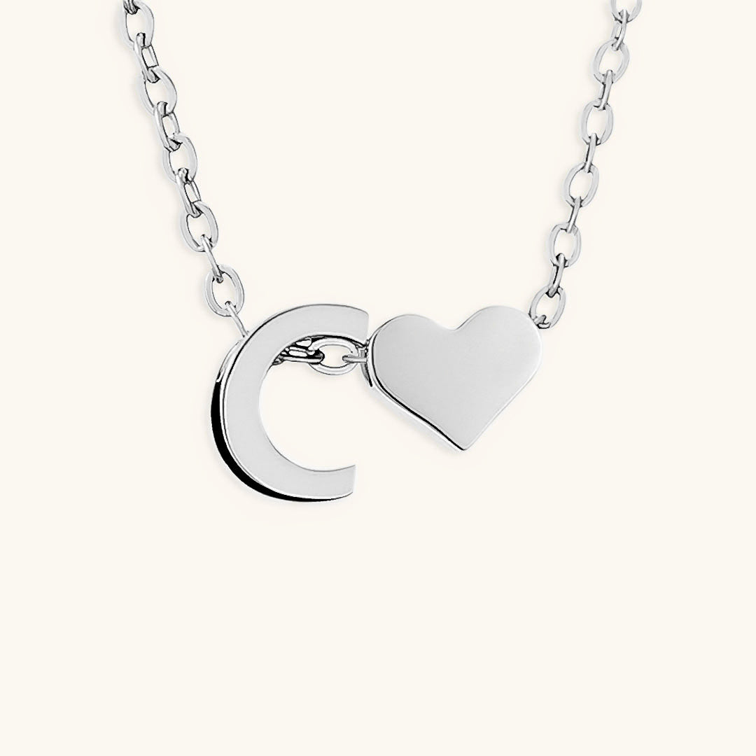 Collier Mallory - Lettre initiale « Amour » — apporte une touche de charme moderne à votre espace.